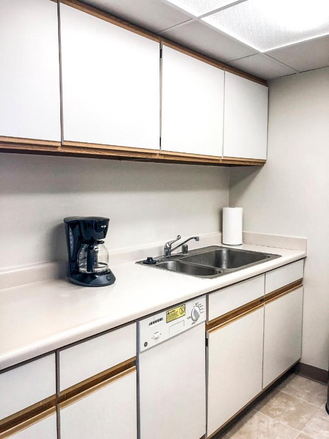 Short Term Rentals At The Park At Trowbridge Senior Community Саутфилд Екстериор снимка