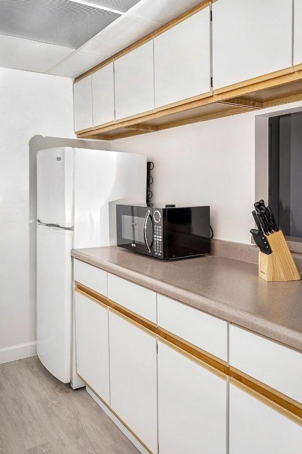 Short Term Rentals At The Park At Trowbridge Senior Community Саутфилд Екстериор снимка